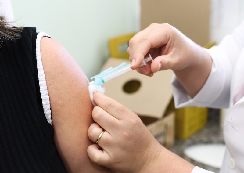 Cascavel retoma vacinação contra covid-19 e passa a imunizar pessoas com 32 anos ou mais